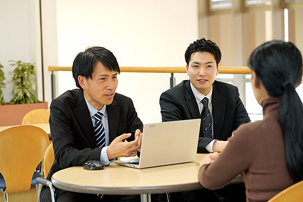 [スケジュール][回覧・レポート]打ち合わせ内容に応じて色分け。設備予約も同時にでき、手配もれ激減。会議資料のペーパーレス化も実現。